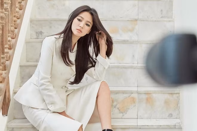Ngày 27/6, Song Joong Ki đệ đơn ly hôn với Song Hye Kyo sau 20 tháng ngắn ngủi chung sống. Từ đó, nữ diễn viên Trái tim mùa thu chỉ lên mạng xã hội để xóa những bức hình chung hay kỷ niệm về tình yêu của hai người. Song Hye Kyo tro lai mang xa hoi voi loat anh moi sau ly hon hinh anh 3