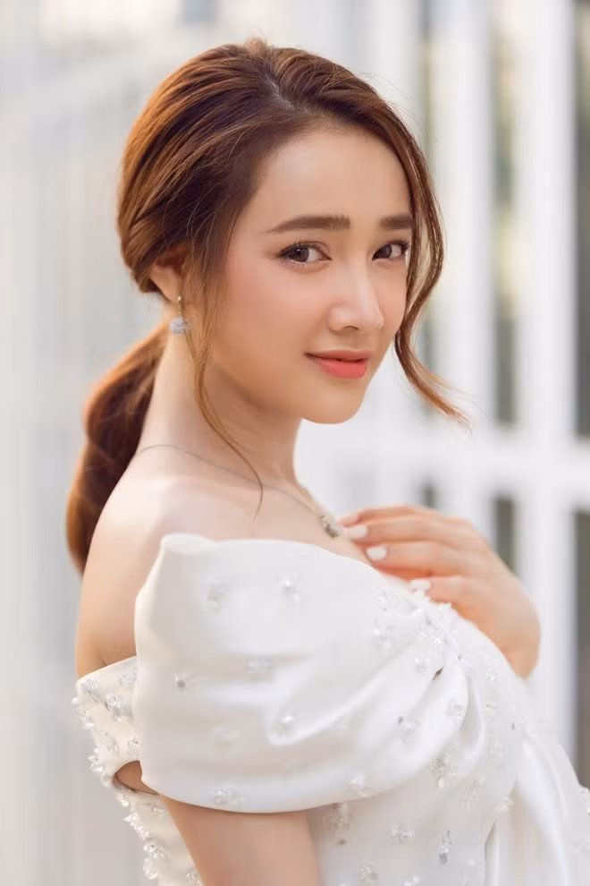Đổi style tóc mái bằng, Nhã Phương nhận ngay “kết đắng” ảnh 14 dieu da voi toc mai bang, nha phuong nhan ngay "cai ket dang" het minh hang mot thoi - 16