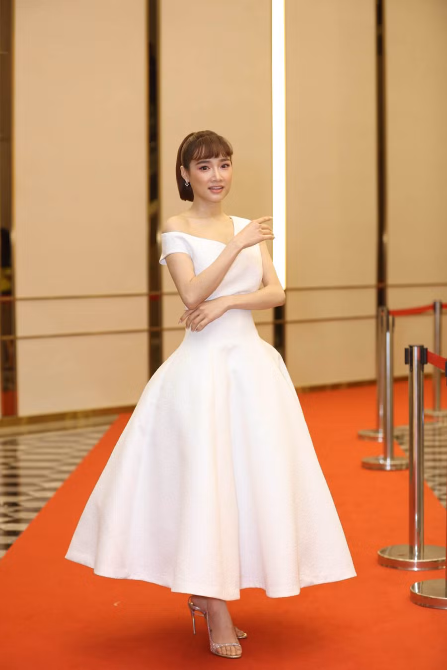 Đổi style tóc mái bằng, Nhã Phương nhận ngay “kết đắng” ảnh 8 dieu da voi toc mai bang, nha phuong nhan ngay "cai ket dang" het minh hang mot thoi - 9
