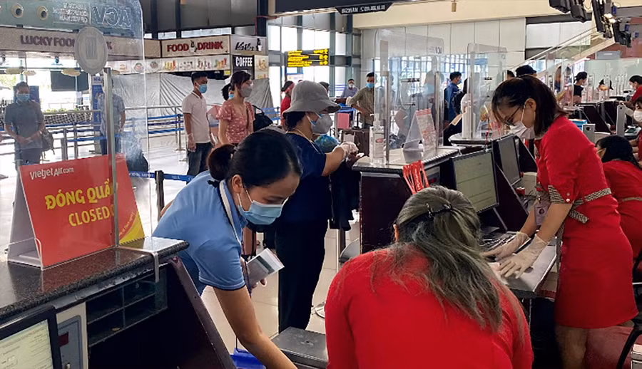 Các bác sĩ làm thủ tục để bay chuyến bay Vietjet từ Hà Nội và TP Hồ Chí Minh tăng cường cho các địa phương chống dịch (ảnh: Đoàn Khánh).