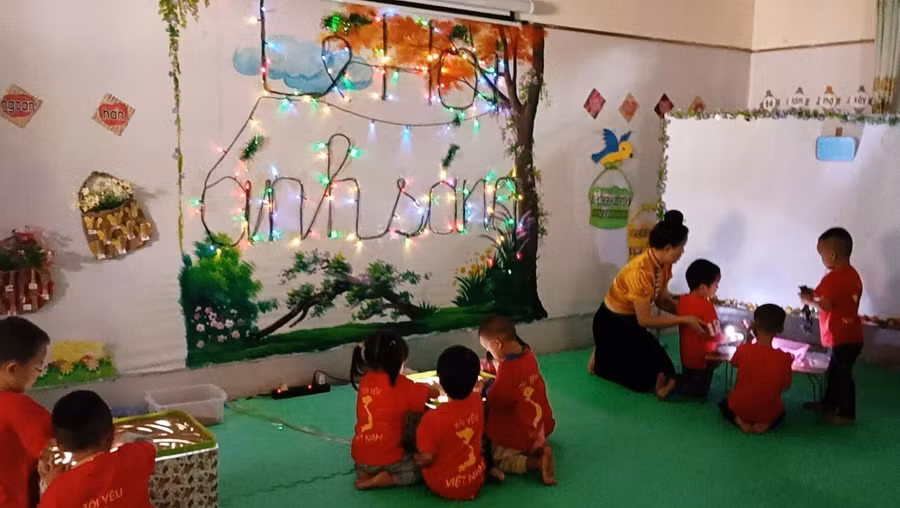 Cô và trò cùng sáng tạo tại "Lễ hội ánh sáng". Cô và trò cùng sáng tạo tại "Lễ hội ánh sáng".