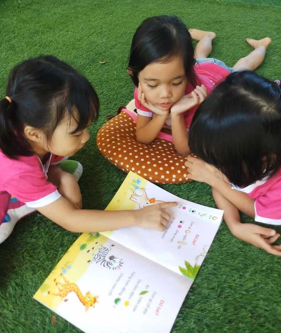 Trẻ ham mê khám phá thế giới qua sách. Trẻ ham mê khám phá thế giới qua sách.