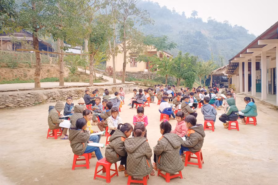 Trẻ em Huồi Sơn đến tuổi đều được đến trường. Ảnh May Huyền.