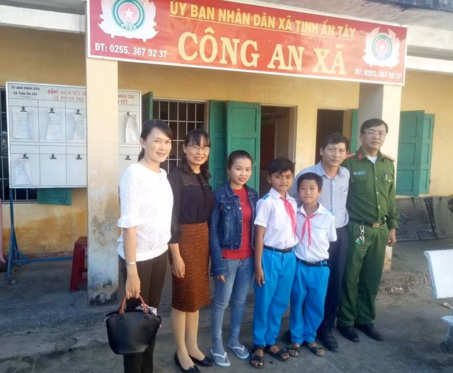 Em Dương Ngọc Thành Đô và Nguyễn Viết Thịnh trao trả tài sản cho ông Cao Phúc trước sự chứng kiến của Công an xã và giáo viên. (Ảnh UBND xã Tịnh Ấn Tây)