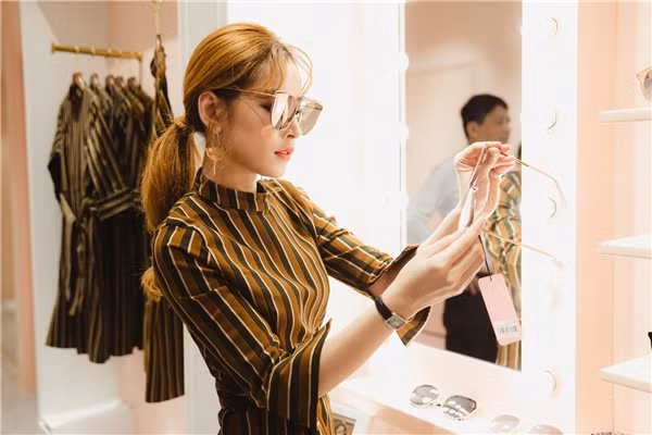 Giọng ca Anh ơi ở lại cũng sở hữu 1 thương hiệu thời trang riêng.