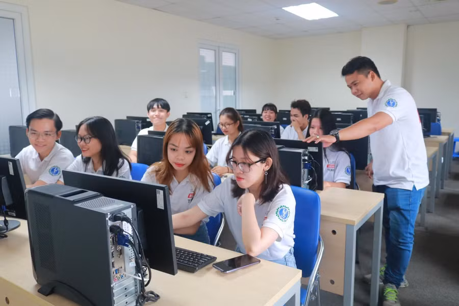 Vững chuyên môn, kỹ năng nghề nghiệp cùng việc thành thạo CNTT sẽ giúp sinh viên có nhiều cơ hội việc làm