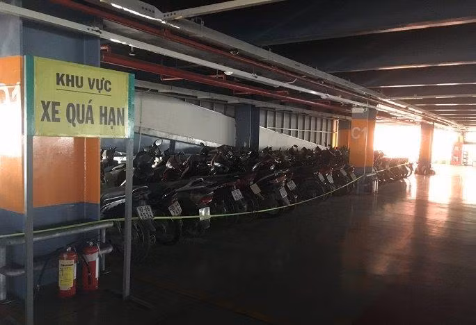 Hơn 200 xe máy gửi quá hạn, trong đó có cả xe tay ga đắt tiền, đang nằm tại bãi xe của Cảng hàng không quốc tế Tân Sơn Nhất (TP.HCM).