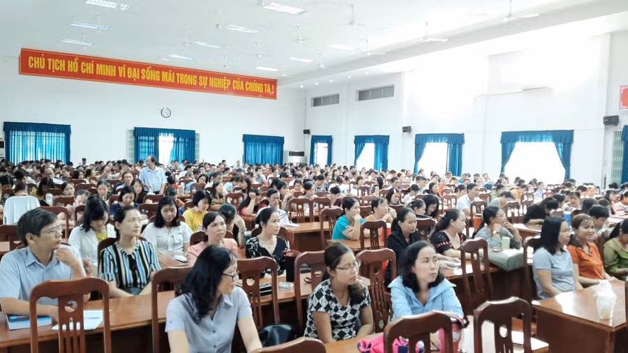 Cán bộ, nhà giáo dự Hội thảo.