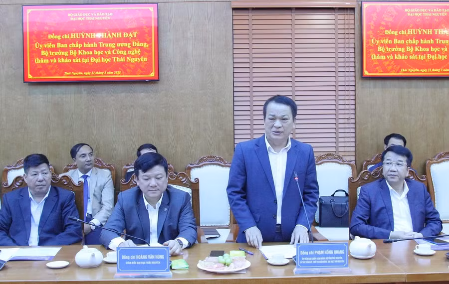 GS.TS Phạm Hồng Quang, Bí thư Đảng ủy, Chủ tịch Hội đồng Đại học Thái Nguyên phát biểu tại buổi làm việc.