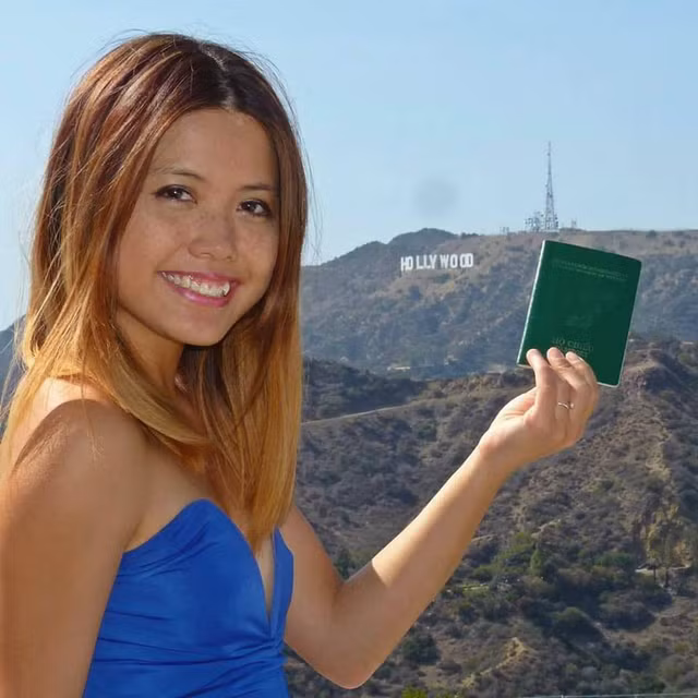  Hồ Thu Hương cầm cuốn hộ chiếu xanh của Việt Nam đi quanh thế giới, đến nay cô đã đặt chân đến 27 quốc gia, sống ở 4 châu lục. 