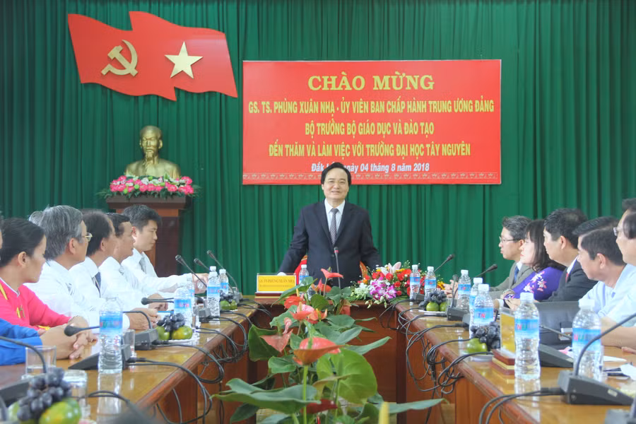 Bộ trưởng làm việc với Trường ĐH Tây Nguyên