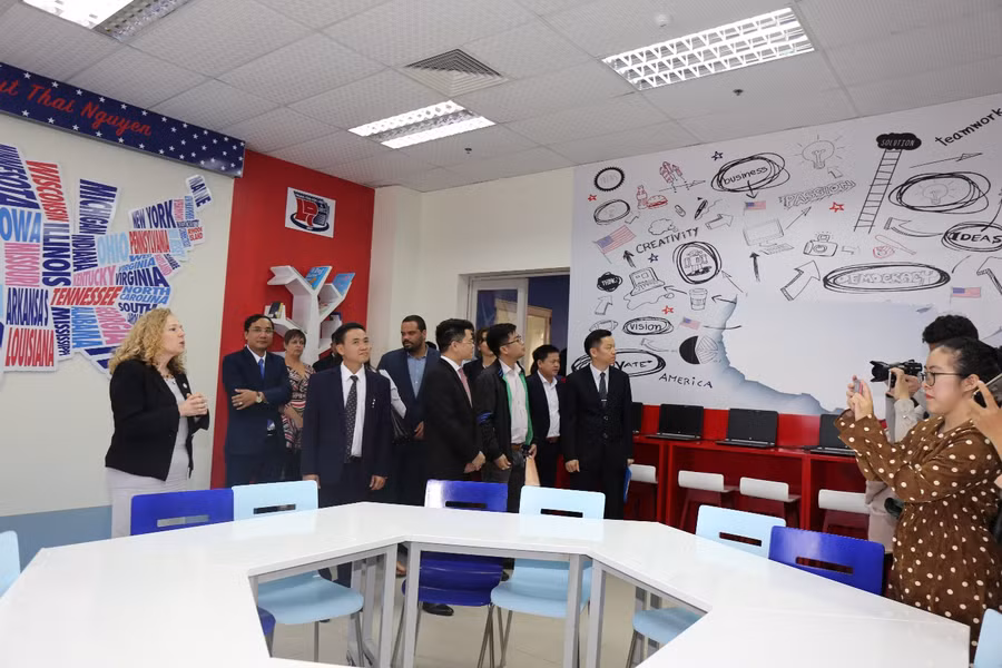 Các đại biểu thăm quan Không gian Hoa Kỳ tại Đại học Thái Nguyên