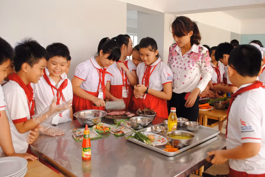 Tăng cường giáo dục kỹ năng sống cho học sinh hơn là những tiết học thêm triền miên. Ảnh: Quý Trung