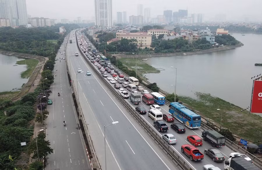 Ùn tắc kéo dài trên đường cao tốc Pháp Vân - Cầu Giẽ. Ảnh Xuân Phú