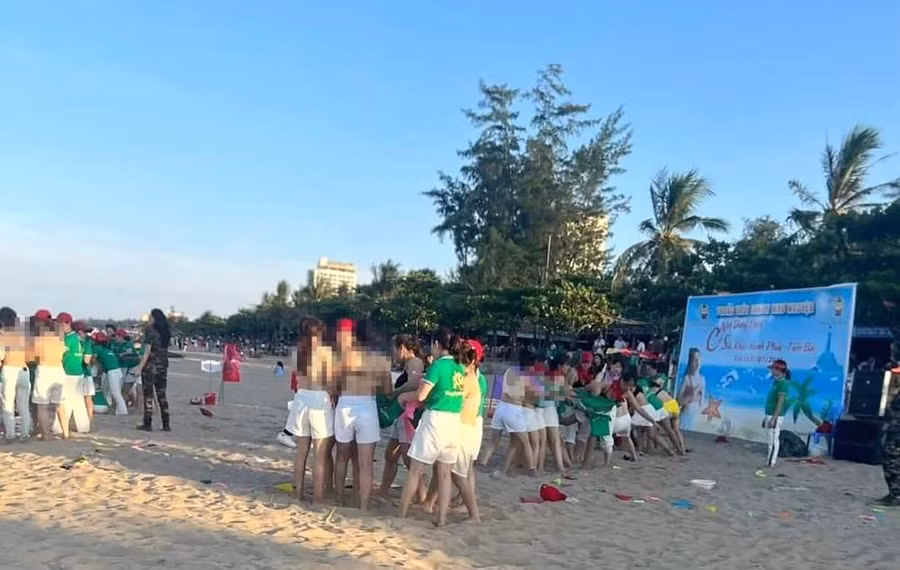 Một số du khách nữ cởi áo lót để thấm được nhiều nước hơn trong trò chơi. (Ảnh cắt từ clip).