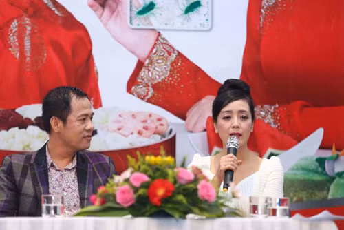 Phó giáo sư, Tiến sĩ tâm lý học Huỳnh Văn Sơn và nghệ sĩ Chiều Xuân chia sẻ kinh nghiệm trongbuổi tọa đàm Tết trao yêu thương do Lifebuoy tài trợ