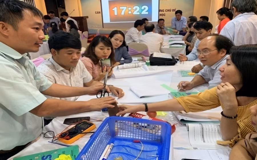 Tập huấn cho cán bộ, giáo viên STEM
