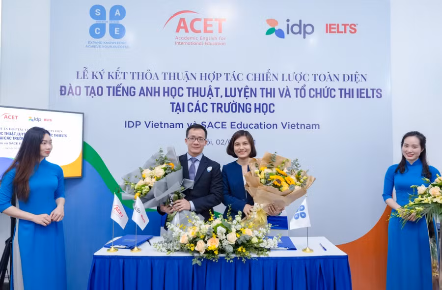 Ký kết giữa Giám đốc điều hành SACE Education Vietnam và Giám đốc IDP Vietnam