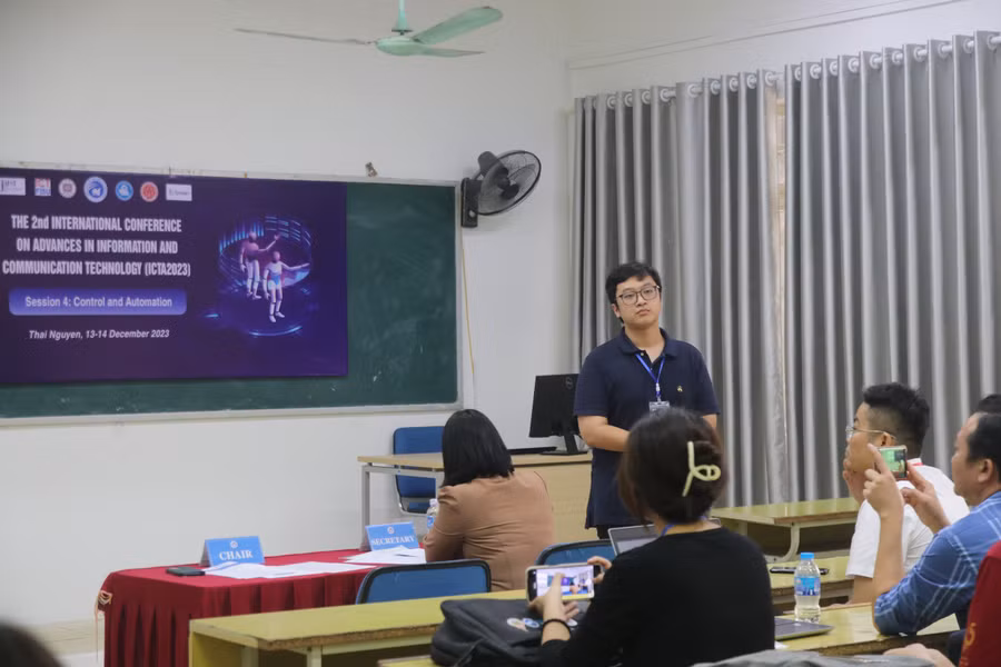 Tại hội thảo các đại biểu đã tập trung trao đổi, thảo luận các chuyên đề gồm Trí tuệ nhân tạo, Điện tử, Điều khiển và Tự động hóa, Đa phương tiện, Kinh tế số và Quản lý... Tại hội thảo các đại biểu đã tập trung trao đổi, thảo luận các chuyên đề gồm Trí tuệ nhân tạo, Điện tử, Điều khiển và Tự động hóa, Đa phương tiện, Kinh tế số và Quản lý...