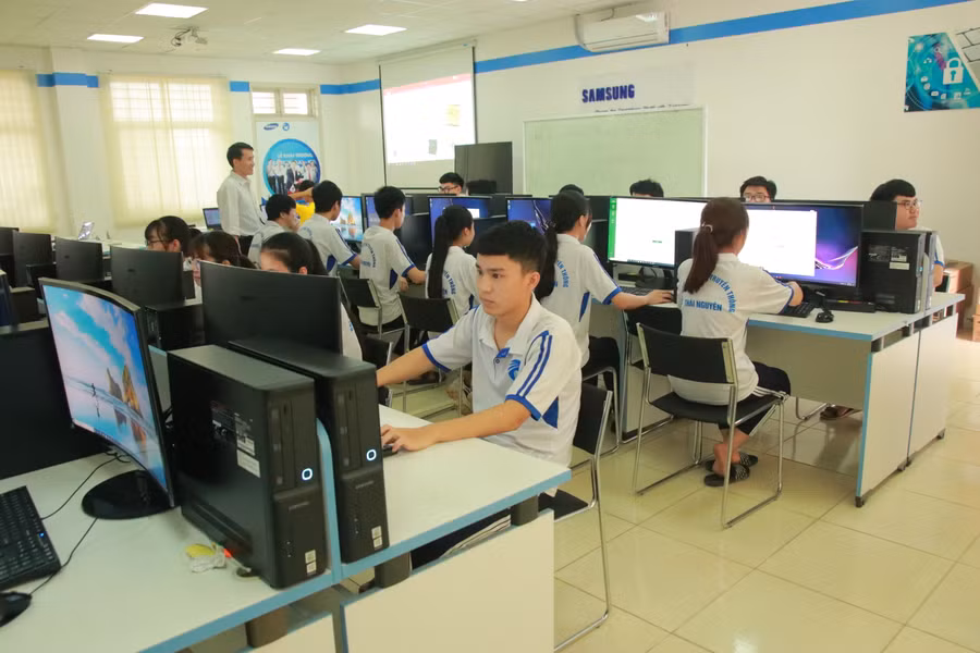 Trường Đại học Công nghệ Thông tin và Truyền thông là cơ sở đào tạo đa ngành với gần 20 ngành đào tạo đại học. Trường Đại học Công nghệ Thông tin và Truyền thông là cơ sở đào tạo đa ngành với gần 20 ngành đào tạo đại học.