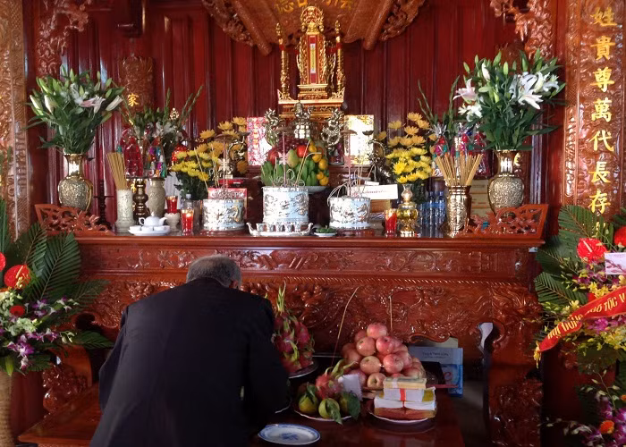 Đặt bàn thờ tránh gần nhà vệ sinh