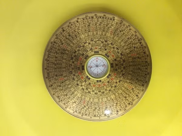 Dùng la bàn đặt giữa phòng khách để các định 8 hướng Đông - Đông Nam - Nam - Tây Nam - Tây - Tây Bắc - Bắc - Đông Bắc. Cách sắp xếp các vật phẩm phong thủy đón lộc về nhà trong ngày Tết