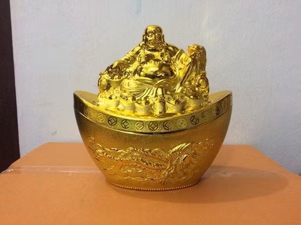 Tại cung Tây Bắc đặt các tượng đồng có thật nhiều đồng tiền hoặc thỏi vàng kích hoạt cực mạnh tài lộc cho phòng khách. Cách sắp xếp các vật phẩm phong thủy đón lộc về nhà trong ngày Tết