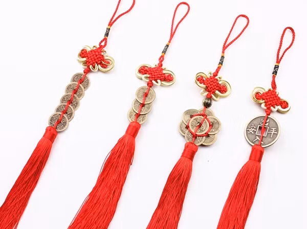 Tại trung cung tức là trên trần chính giữa phòng khác, treo 3 hoặc 6 chuỗi đồng tiền (bằng đồng hoặc bạc) tăng mạnh vượng khí về kinh doanh làm ăn. Cách sắp xếp các vật phẩm phong thủy đón lộc về nhà trong ngày Tết