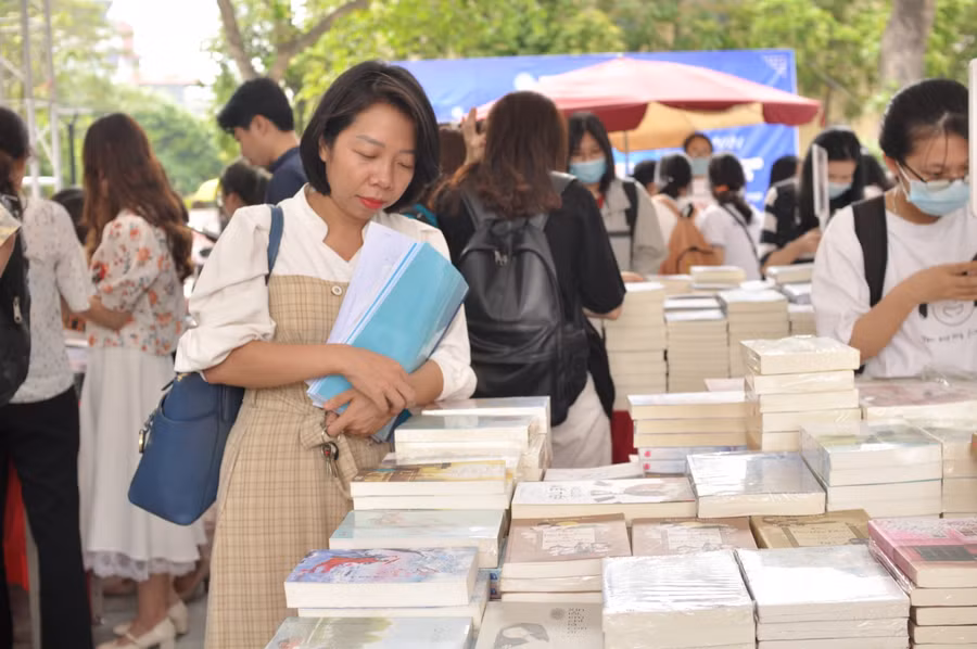Độc giả có thể lựa chọn cho mình những đầu sách ưng ý nhất theo sở thích của mình tại chương trình.
