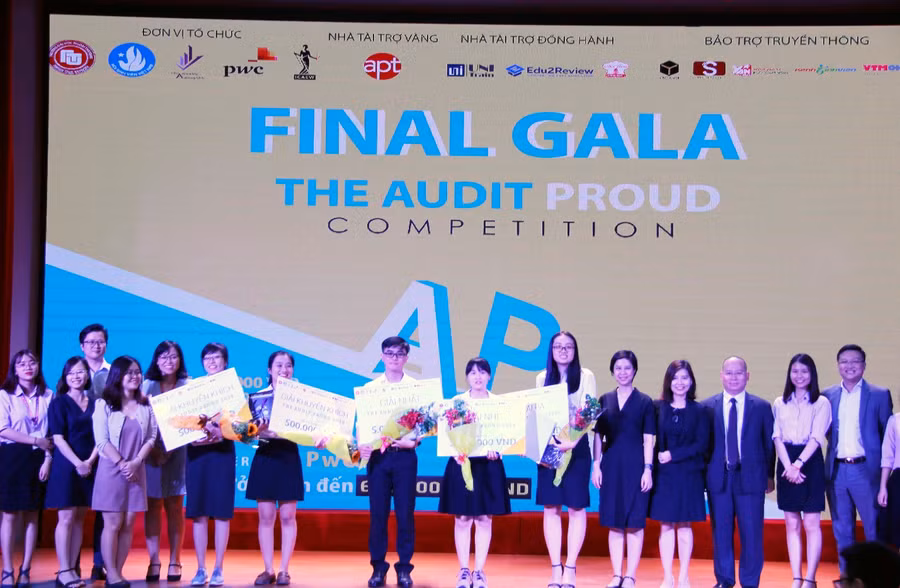 Ban tổ chức trao quà và phần thưởng cho các thí sinh xuất sắc trong cuộc thi