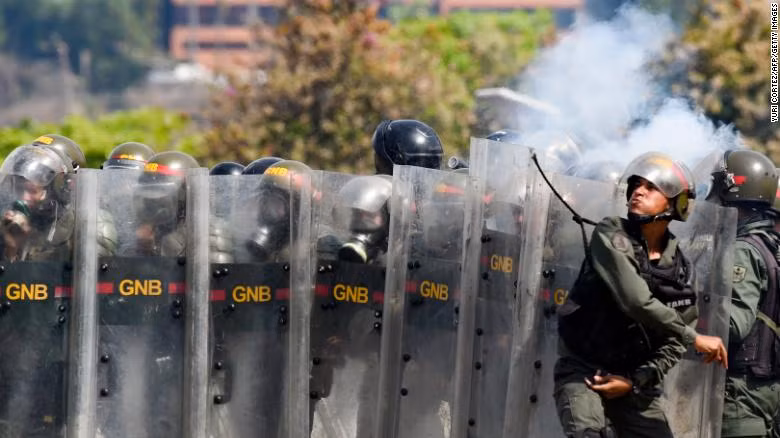 Binh lính Venezuela ủng hộ Maduro đàn áp biểu tình. Ảnh: Geety.