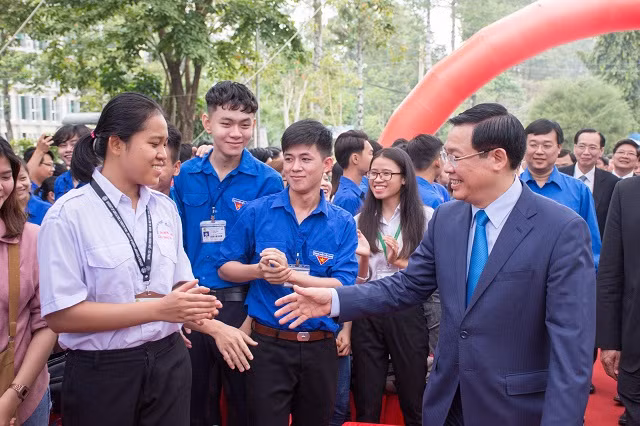 Phó thủ tướng Vương Đình Huệ thăm hỏi sinh viên ĐH Nông Lâm TPHCM