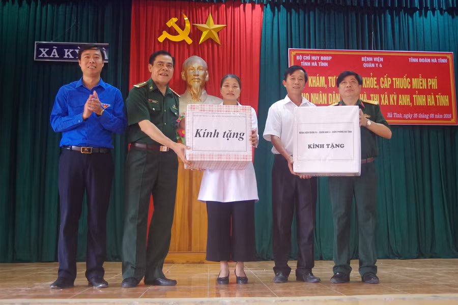 Lãnh đạo BĐBP Hà Tĩnh và Bệnh viện Quân y 4 trao tặng một số vật tư y tế cho Trạm y tế xã Kỳ Hà