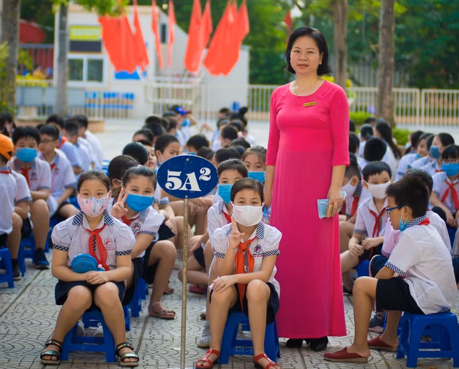 Cô Vũ Thị Thu Hương bên học trò.