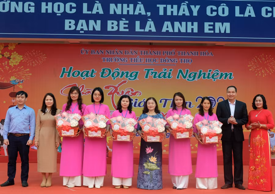 Đại diện các cô giáo thuộc gia đình chính sách nhận quà Tết từ nhà trường.