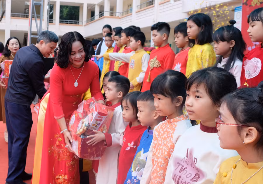 Cô giáo Vũ Thị Thuý Hà, Hiệu trưởng Trường Tiểu học Đông Thọ trao quà tới học sinh có hoàn cảnh khó khăn.