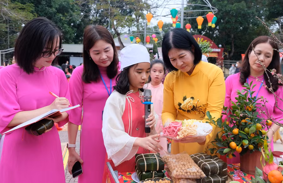 Ban Giám khảo chấm điểm tới các khối lớp.