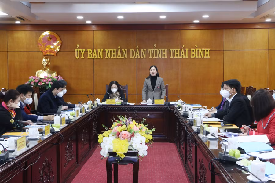 Thứ trưởng Bộ GD&amp;ĐT Ngô Thị Minh và Phó Chủ tịch UBND tỉnh Trần Thị Bích Hằng chủ trì cuộc làm việc.