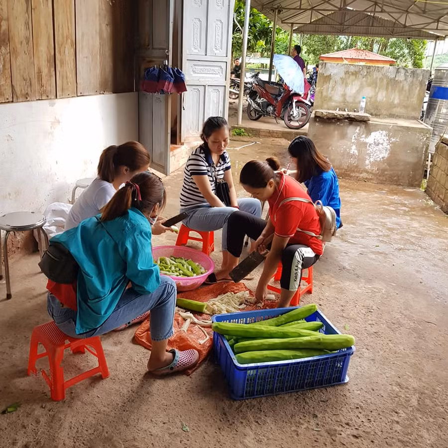Các nam thanh, nữ tú luôn có mặt đông đủ tham gia công tác "hậu cần" bên lề trường thi