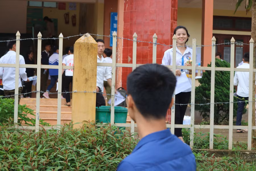 Học sinh tranh thủ nhờ thầy giáo Chu Văn Trình, Trường THPT Nậm Pồ tư vấn kiến thức trước thi.
