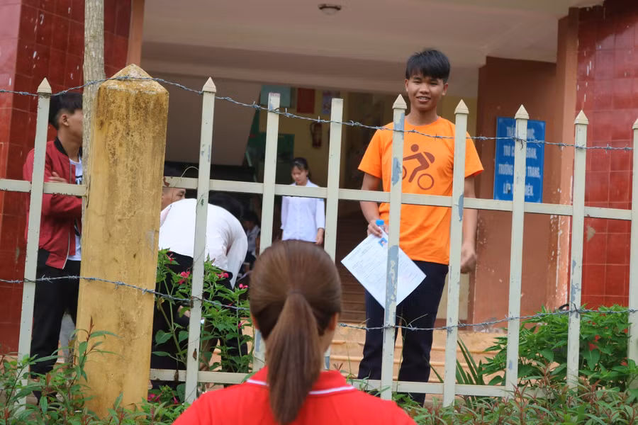 Cô giáo Nguyễn Thị Huyền dặn dò học sinh.