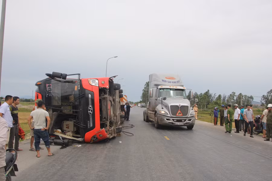 Hiện trường vụ lật xe khách giường nằm khiến 2 người chết, 6 người bị thương
