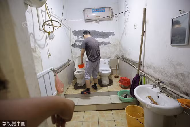 Một mình sống cùng 18 cụ già neo đơn ở viện dưỡng lão, hóa ra chàng trai 21 tuổi này cũng có một câu chuyện riêng - Ảnh 4.