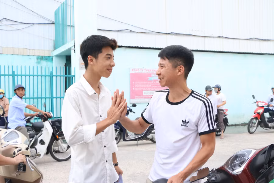 Hai bố con cùng động viên nhau sau khi kết thúc buổi thi đầu tiên. Hai bố con cùng động viên nhau sau khi kết thúc buổi thi đầu tiên.
