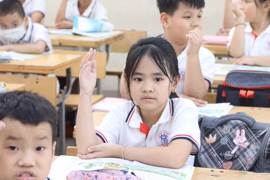 Học sinh Trường Tiểu học Yên Thường luôn được giáo viên nhắc nhở tuyệt đối không đi theo người lạ lúc tan học.