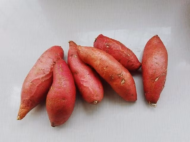 Chỉ cần quét thêm lớp nguyên liệu "bí mật" này, nướng khoai lang trong nồi cơm điện ngon vô đối
