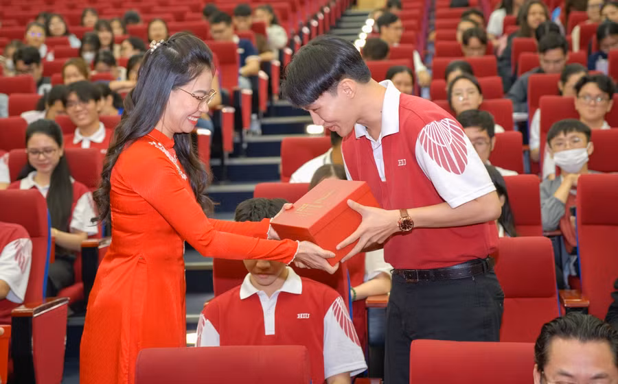 ThS. Trần Thúy Trâm Quyên - Phó hiệu trưởng Trường ĐH Quốc tế Hồng Bàng tặng quà cho một sinh viên.