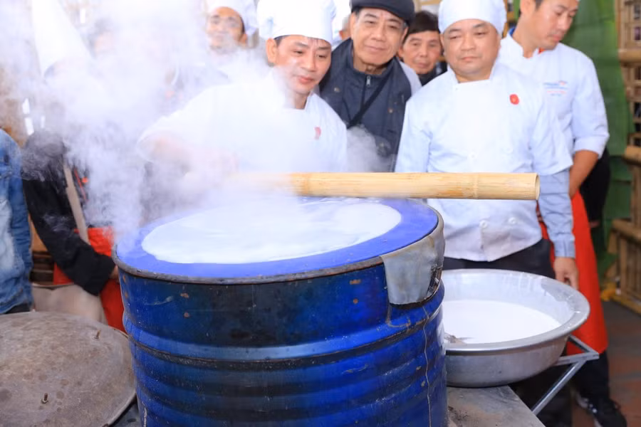 Khu vực tái hiện làm bánh phở truyền thống thu hút đông đảo dân làng và khách tham quan Khu vực tái hiện làm bánh phở truyền thống thu hút đông đảo dân làng và khách tham quan