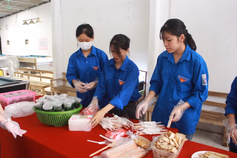 Các tình nguyện viên là học sinh trường THPT Phú Lương đang gấp rút chuẩn bị bữa ăn trưa tiếp sức các thí sinh tham gia kỳ thi tốt nghiệp THPT năm 2023.