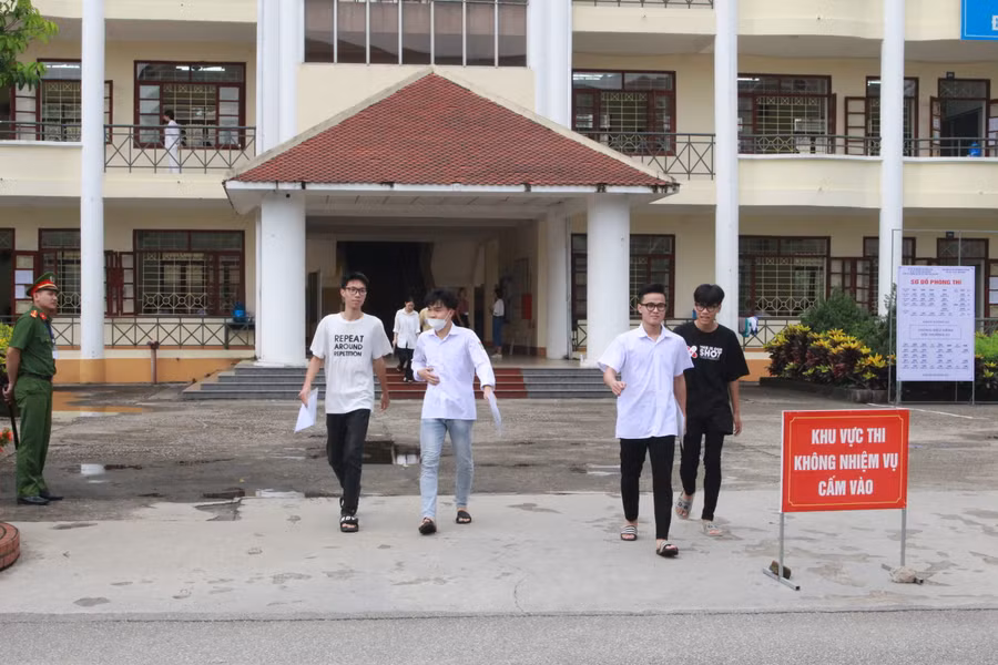 Thí sinh rạng rỡ bước ra khỏi phòng thi.